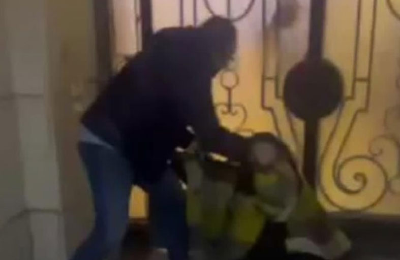 اعتداء طبيب على مسنة بالضرب والسحل 
