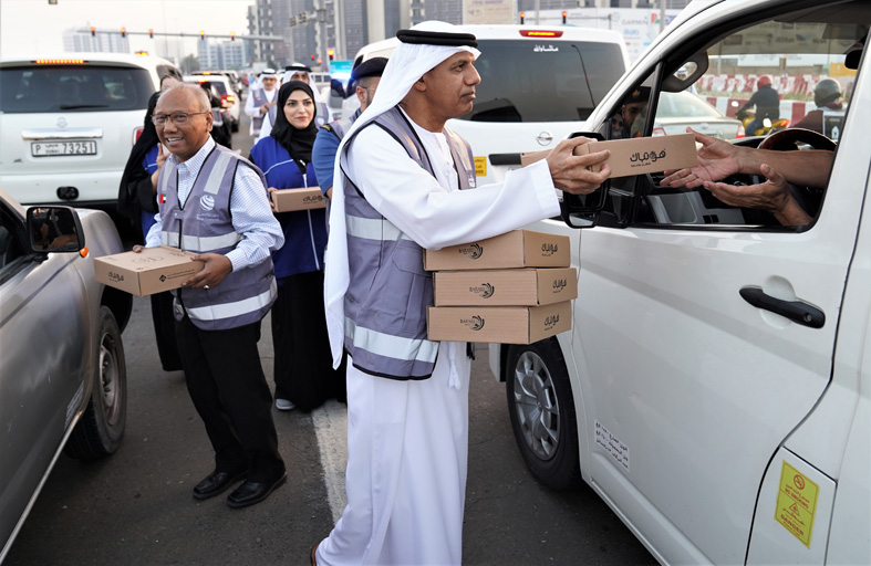 جمارك دبي توزع 10000 وجبة إفطار على مرتادي الطرق بمنطقة ميناء راشد خلال الشهر الفضيل 