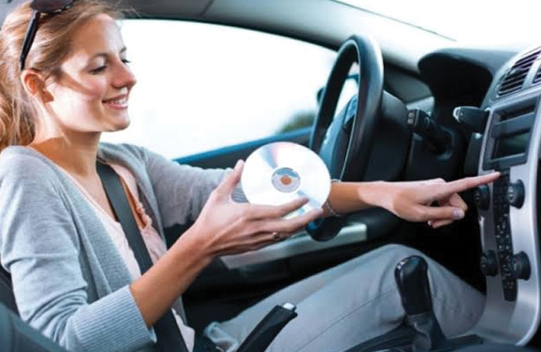 الموسيقى أثناء القيادة.. متعة قد تتحول إلى خطر