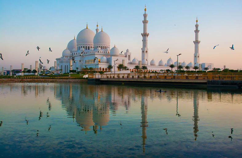 مركز جامع الشيخ زايد الكبير... منارة للتنوع الثقافي والانفتاح الحضاري