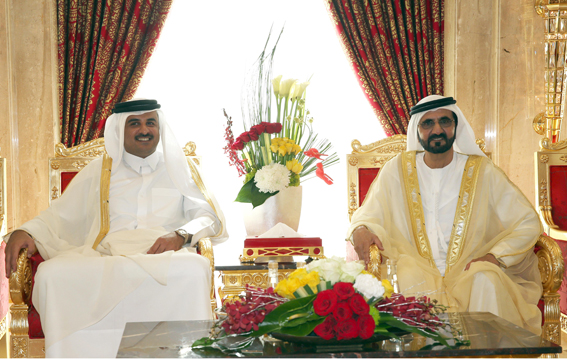 محمد بن راشد يستعرض مع أمير قطر العلاقات الأخوية بين البلدين