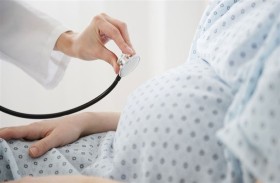 وفاة سيدة بسبب محاولة زوجها توليدها في المنزل 