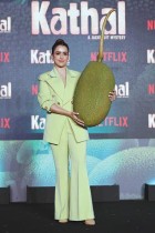 ممثلة بوليوود سانيا مالهوترا خلال إطلاق المقطع الدعائي لفيلمها القادم (لغز فاكهة الجاك فروت) في مومباي (ا ف ب)