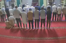 ثعبان يقطع سجود المصلين 