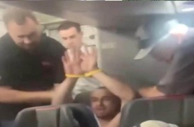 اعتدى على مضيفة وفتح باب الطائرة 