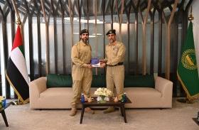 القائد العام لشرطة دبي يتسلم كتاب «مكافحة الجرائم المستحدثة»