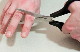 يحاول قطع أصابعه لإهدائها لرئيس الوزراء