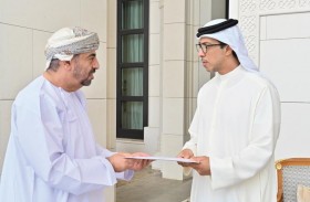 منصور بن زايد يتلقى رسالة خطية من وزير ديوان البلاط السلطاني