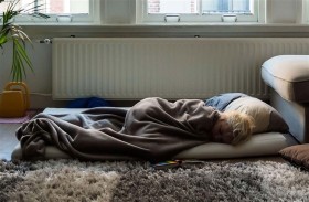 فقر الفراش.. أطفال في بريطانيا ينامون على الأرض