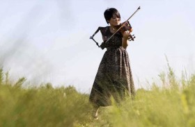 عازفة كمان يابانية تدخل غينيس بذراع اصطناعية 