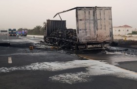 مرور دبي تؤمن حركة السير خلال حريق نشب في إحدى الشاحنات على شارع الشيخ محمد بن زايد