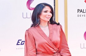 منى زكي تواصل تصوير  (لعبة نيوتن) 