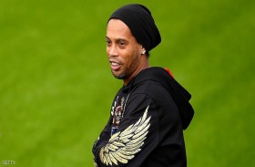رونالدينيو يفكر بالعودة للملاعب ويختار فريق مارادونا