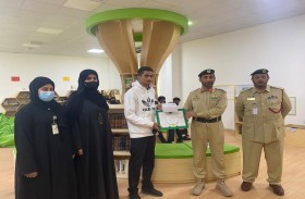 شرطة دبي تكرم طالباً في مدرسته