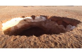 حفرة بعمق 60 مترا تظهر فجأة وتثير الرعب