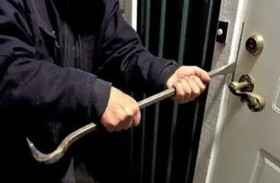 تقتل لصًا تسلل إلى منزلها