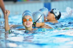 بلدية مدينة أبوظبي تنظم مبادرة «السباح الصغير» للأطفال زوار شاطئ البطين على مدى أسبوعين