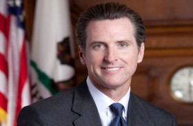 حاكم كاليفورنيا ينتقد ترامب في مؤتمر المناخ ويسرق الأضواء 