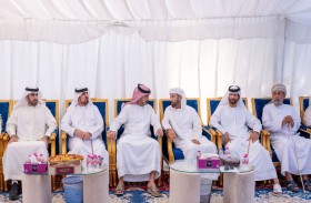 عمار بن حميد يقدم واجب العزاء في وفاة سيف سلطان الخاطري