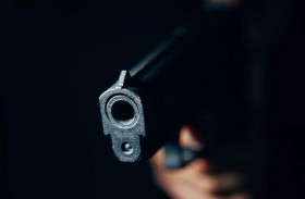 طفلة تعثر على مسدس جدها وتنهي حياته