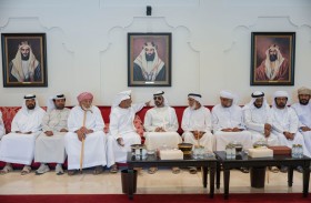 خليفة بن طحنون بن محمد يُقدِّم واجب العزاء في وفاة مبارك محمد الشامسي