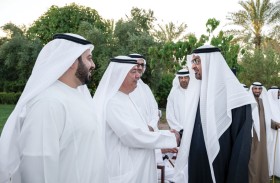 رئيس الدولة يحضر أول لقاء يجمع عدداً من الشخصيات  التي شهدت مراسم رفع علم الاتحاد مع الوالد المؤسس الشيخ زايد