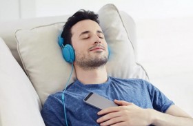 دراسة تكشف عن تأثير غير متوقع للموسيقى على آلام ما بعد الجراحة