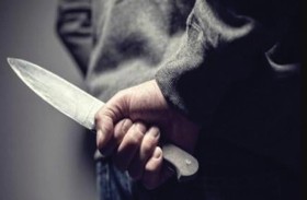 يقتل والدته طعناً في ظروف غامضة