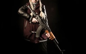  فتاة تقتل والدها بالكلاشينكوف