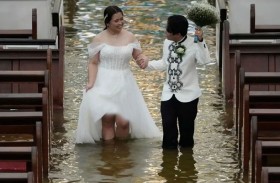 يتحديان الفيضانات من أجل زواج «طال انتظاره»