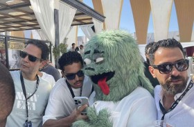 دمية تشعل ضجة بعد تقبيلها يد فنانة