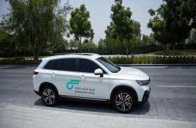 أجرة الشارقة تعلن عن تجربة أول مركباتها الكهربائية في مطار الشارقة الدولي
