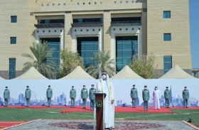 سيف بن زايد يرفع علم الدولة على سارية مبنى الداخلية