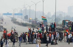 مزارعون هنود يغلقون طريقا سريعة خارج نيودلهي