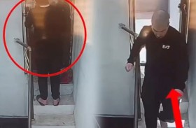 يخفي جرائمه بإحراق منزل عائلته