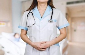تعمل طبيبة لعام دون شهادة طب