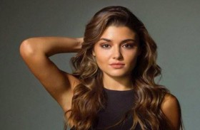 هاندا أرتشيل تلاعب قطها بصورة عفوية