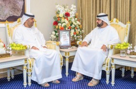 محمد الشرقي يطلع على سير عمل مكتب الموارد البشرية والتوطين بالفجيرة