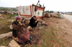 مئات المشردين من مخيم المنية بعد إحراقه شمال لبنان