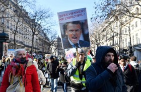 موجة ثالثة من الإضرابات في فرنسا تواصل الضغط على ماكرون 