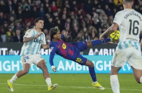 برشلونة يستعيد الصدارة من ريال بثلاثية منها مقصية لجمال 