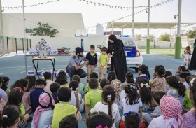 شرطة أبوظبي تحقق أمنية طفل بأن يصبح ضابطا