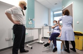 المستشفيات الألمانية تعاني.. وبريطانيا تستخدم لقاح أكسفورد