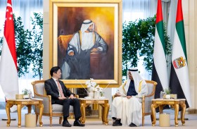 رئيس الدولة ورئيس وزراء سنغافورة يبحثان علاقات التعاون بين البلدين والتطورات الإقليمية