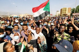 البرهان يحل مجلسي السيادة والوزراء ويعلن الطوارئ ونقل حمدوك إلى مكان مجهول