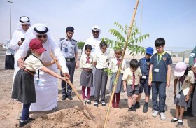 شرطة أبوظبي تشارك في غرس أشجار الغاف مع الشركاء
