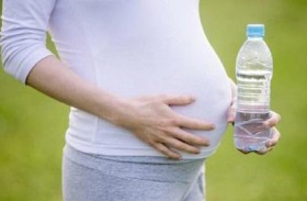 تحذير الحوامل من استخدام عبوات الماء البلاستيكية