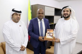 وفد (وام) يلتقي وزير الإعلام بالقمر المتحدة ويزور عددا من مؤسساتها الإعلامية