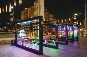 فنانون موهوبون يشاركون في تصميم حي إماراتي تقليدي بدبي باستخدام تقنيات الأضواء والظلال 