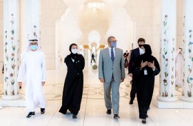 وزير الدولة البريطاني لشؤون الشرق الأوسط وشمال أفريقيا يزور جامع الشيخ زايد الكبير